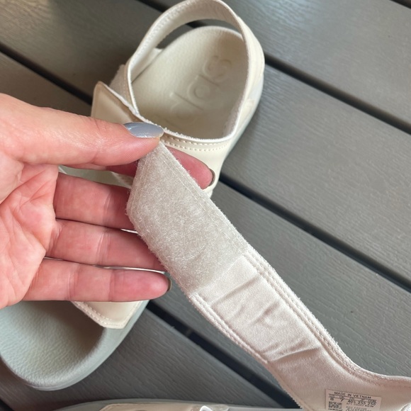 Adidas slides slippers 8 champagne sandals 7.5 - Picture 3 of 11